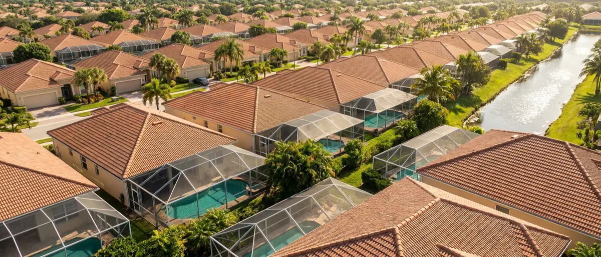 Techos de malla sobre piscinas en patio tras patio de un vecindario de Miami-Dade