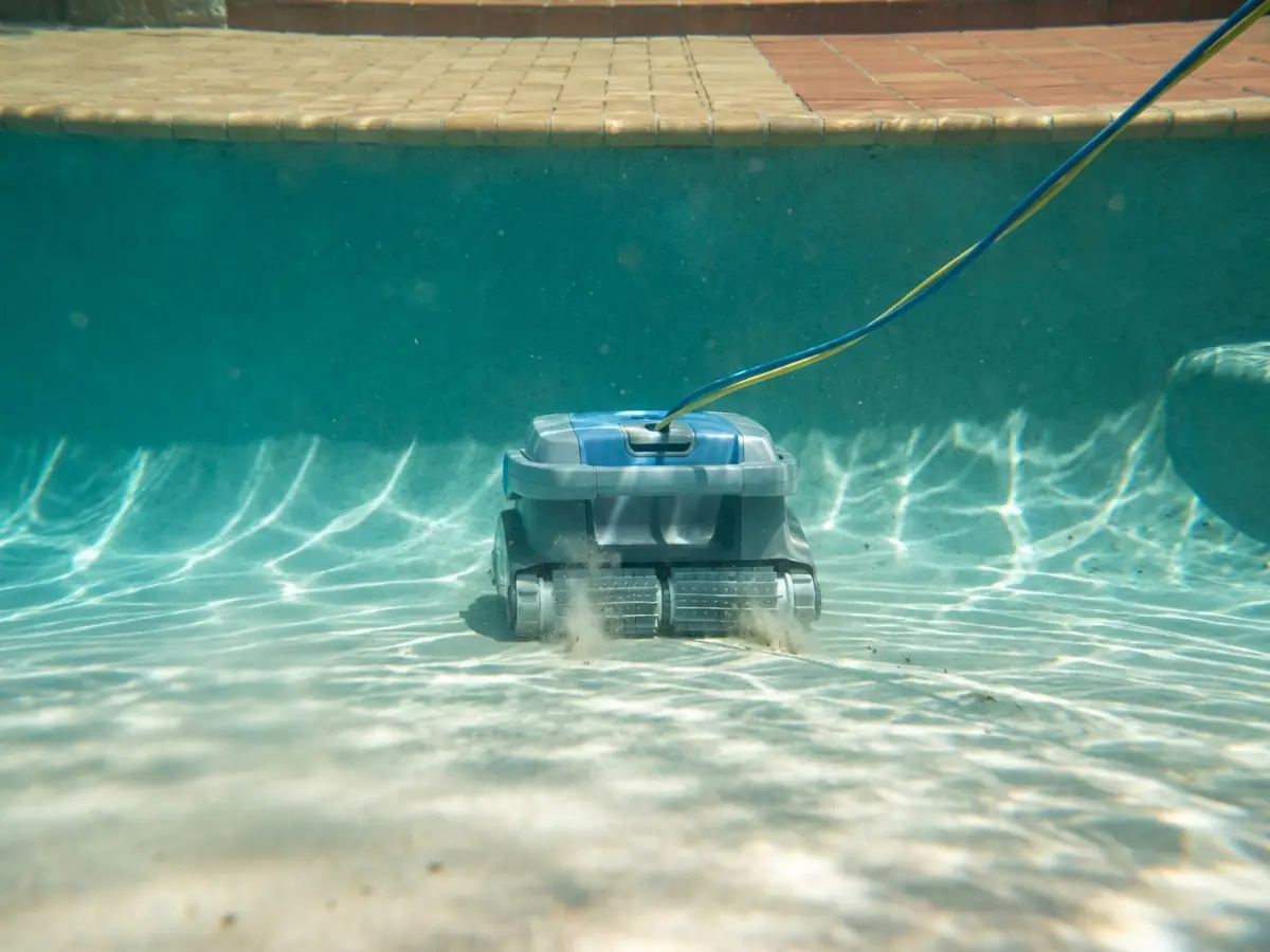 Robot limpiafondos trabajando por el fondo de una piscina